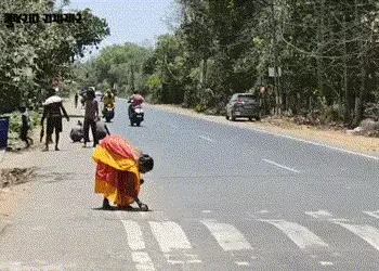 ઉમરગામ: રોડ પર ‘સોનું’ વેરાયાની અફવા ફેલાતા લોકોની પડાપડી, સત્ય બહાર આવતા જ આશ્ચર્ય સર્જાયું | Gold …