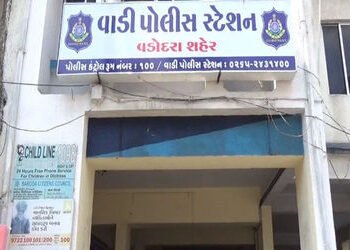 નાઇટ શોમાં ફેમિલી સાથે મુવી જોવા ગયેલી કિશોરીની છેડતી | Vadodara : teenage girl who went to watch mo…