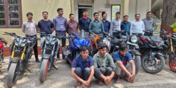અમદાવાદ: ગર્લફ્રેન્ડના શોખ પૂરા કરવા સ્પોર્ટ્સ બાઇક ચોરતી ગેંગ ઝડપાઈ, 12 બાઇક સાથે ત્રણની ધરપકડ | Bi…