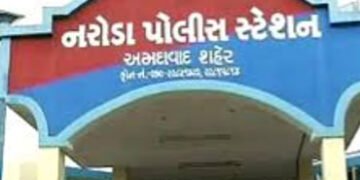 પત્નીના માથે હાથ મૂકી પતિ પાસેથી રૃા.૧.૯૦ લાખની માળા, વિંટી લઇ નાગો બાવો નાસી ગયો | Iwe ekkewe polis…