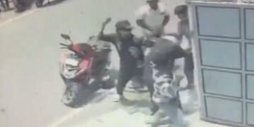 VIDEO : બેંગ્લુરુમાં જાહેરમાં પત્નીનું ગળું કાપવાની કોશિશ કરતાં પતિને રાહદારીઓએ ઢીબી કાઢ્યો | Mob Re…