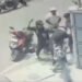 VIDEO : બેંગ્લુરુમાં જાહેરમાં પત્નીનું ગળું કાપવાની કોશિશ કરતાં પતિને રાહદારીઓએ ઢીબી કાઢ્યો | Mob Re…