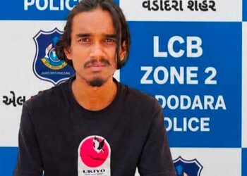અકોટા ગાય સર્કલ પાસે જાહેરમાં હાઇબ્રિડ ગાંજો વેચતો કેરિયર જીગર પકડાયો,સપ્લાયર મોઇન ફરાર | Hybrid mar…