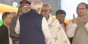 માખણલાલ સરકાર કોણ છે? PM મોદીએ જાહેર મંચ પર શુભેન્દુના શપથ સમારોહમાં એમના ચરણસ્પર્શ કર્યા | PM Modi …