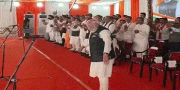 VIDEO : PM મોદીએ જાહેર મંચથી અનોખા અંદાજમાં બંગાળની પ્રજાનો આભાર વ્યક્ત કર્યો | PM Modi Bows to Beng…