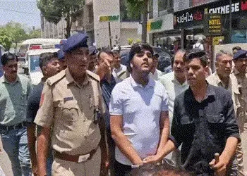 અમદાવાદ: વિદ્યાર્થી પર જીવલેણ હુમલો કરનાર મુખ્ય આરોપી ઝડપાયો, પોલીસે કાઢ્યો વરઘોડો | Main Accused in…