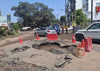 બીલ ગામના માર્ગ પર ભયજનક ખાડો : પાણીની લાઈન લીકેજ બાદ રોડ બેસી જતા વાહનચાલકો મુશ્કેલીમાં | Dangerous…
