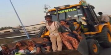 વડોદરામાં JCB પર જોખમી સવારીનો વિડીયો વાયરલ : પોલીસ કાર્યવાહી કરશે | Video of dangerous ride on JCB …