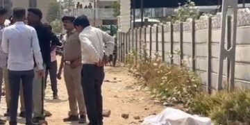 અમદાવાદ: ચાંદખેડામાં લોહીલુહાણ હાલતમાં યુવકનો મૃતદેહ મળ્યો, પ્રેમ સંબંધની આશંકામાં હત્યા! | Ahmedaba…