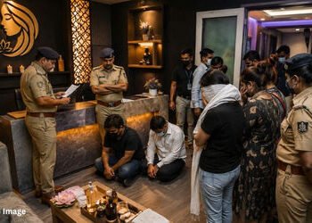 અમદાવાદ: ઓઢવમાં સ્પાની આડમાં ચાલતા દેહવ્યાપારના રેકેટનો પર્દાફાશ, માલિક અને મેનેજરની અટકાયત | Police…