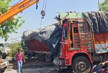 અમદાવાદ: ગામડી-અસ્લાલી રોડ ટ્રકનું ટાયર તપાસવા નીચે ઉતરેલા ચાલકને અન્ય ટ્રકે અડફેટે લેતા મોત | Speed…