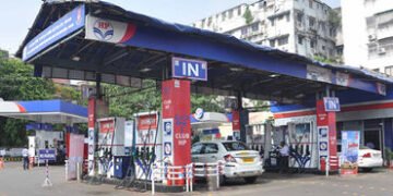 દેશમાં ઈંધણ સંકટ વચ્ચે HPCL પર ગંભીર આરોપ, ડીલરોને મોંઘું ‘પાવર પેટ્રોલ’ વેચવા મજબૂર કરાતા હોવાનો CI…