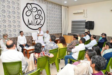 મમતાની પાર્ટી પડી ભાંગશે? કલ્યાણ બેનરજીને ચીફ વ્હિપ બનાવતા TMCના અનેક સાંસદ નારાજ | TMC Crisis Femal…