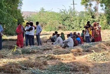 સાબરકાંઠા: ખેડબ્રહ્મામાં નદી કિનારે ખેતરમાં ઝાડ પર યુવક-યુવતીના લટકતી હાલતમાં મૃતદેહ મળ્યાં | Two Bo…