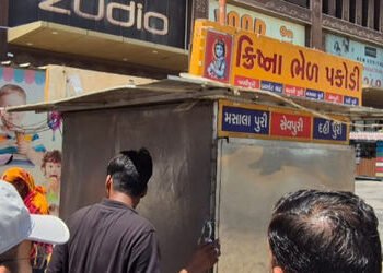 પાણીપુરી ખાતા પહેલા ચેતજો, રાણીપમાં પાણીપુરીમાંથી હાડકું નીકળતા મ્યુનિ.એ લારી જપ્ત કરી | Be careful …