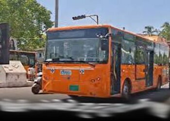 સિટી બસ પર પથ્થરમારો મુસાફરોના જીવ તાળવે ચોંટયા, અસામાજિક તત્વોનો આતંક | Stone pelting on city bus p…