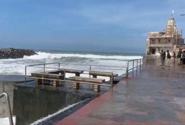 દેવભૂમિ દ્વારકા: ગોમતીઘાટમાં સ્નાન કરતી વખતે રાજકોટના બે સગા ભાઈઓ ડૂબ્યા, એકનો બચાવ, બીજો લાપતા | Tw…