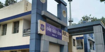 અમદાવાદમાં લૂંટારુઓ સક્રિય: ‘કાર કેમ ભટકાડી?’ કહીને ગાડી પડાવી લીધી | ECO Car Looted On Vastral Ring…