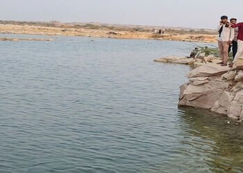 ચોટીલા નજીક પાણી ભરેલી ખાણમાં યુવાન ડૂબી જતાં રોષભેર ચક્કાજામ | Youth drowns in water filled mine ne…
