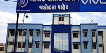 વડોદરાના બાપોદ પોલીસ સ્ટેશનની બહાર જ વેપારી પર ટોળાનો હુમલો | Mob attacks businessman outside Bapod …