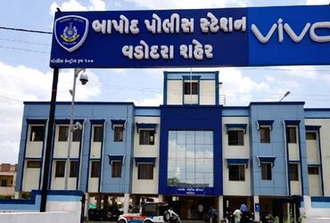 વડોદરાના બાપોદ પોલીસ સ્ટેશનની બહાર જ વેપારી પર ટોળાનો હુમલો | Mob attacks businessman outside Bapod …