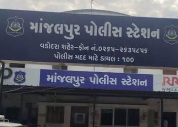વડોદરામાં મંદિરે દર્શન કરવા ઊભેલી મહિલાના ગળામાંથી સોનાની ચેન તૂટી | Gold chain snatching from woman…