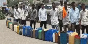 નસવાડીમાં ડીઝલ માટે ‘પડાપડી’: કાળઝાળ ગરમીમાં ખેડૂતો 5-5 કલાક લાઈનમાં ઊભા રહેવા મજબૂર | naswadi diese…