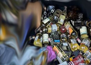 દારૃની 71 બોટલ સાથે મહુવાનો શખ્સ ઝડપાયો | Man from Mahuva arrested with 71 bottles of liquor