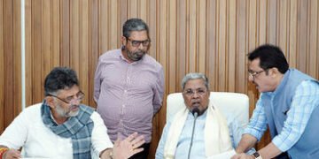 કર્ણાટક કોંગ્રેસમાં CM બાદ હવે મંત્રીપદને લઈને ખટરાગ : સિદ્ધારમૈયાના નજીકના નેતાનો ‘હાઈ’કમાન્ડને ‘આદ…