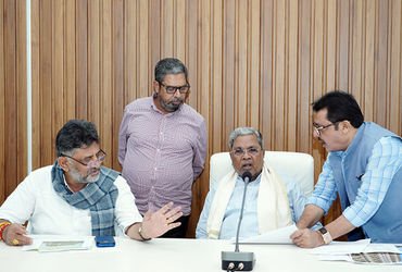 કર્ણાટક કોંગ્રેસમાં CM બાદ હવે મંત્રીપદને લઈને ખટરાગ : સિદ્ધારમૈયાના નજીકના નેતાનો ‘હાઈ’કમાન્ડને ‘આદ…