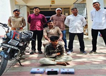દ્વારકાના ઓખા મઢીમાંથી 1 કરોડના ચરસના જથ્થા સાથે શખ્સ ઝડપાયો | Man arrested with charas worth 1 cror…