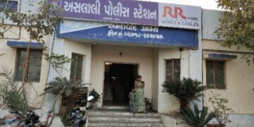 અમદાવાદ: બારેજામાં પોલીસની મોટી રમત? રેડ કરી કોલ સેન્ટરમાં, ગુનો નોંધ્યો વરલી મટકાનો! ‘પોલ’ ખૂલી જતા…