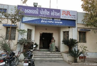 અમદાવાદ: બારેજામાં પોલીસની મોટી રમત? રેડ કરી કોલ સેન્ટરમાં, ગુનો નોંધ્યો વરલી મટકાનો! ‘પોલ’ ખૂલી જતા…
