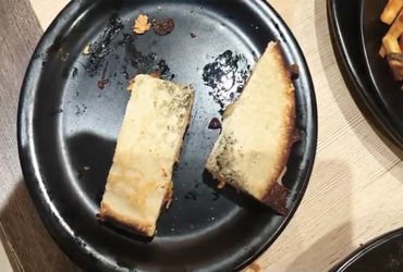પિઝામાં ફૂગ નીકળતા મહિલાઓનો હોબાળો | Women’s uproar over mold growing on pizza