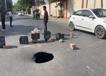 વડોદરાના કારેલીબાગમાં મુખ્ય માર્ગ પર ભુવો પડ્યો, બાઈકચાલકનો આબાદ બચાવ | pothole occurred on the main…