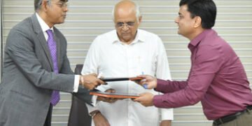 સરકારી કચેરીઓના ધક્કા બંધ? આવક-જાતિના દાખલા અને રેશનકાર્ડ WhatsApp પર મળશે | Gujarat Govt Partners w…