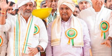 કર્ણાટકમાં નવાજૂનીના એંધાણ! સિદ્ધારમૈયા અને શિવકુમાર દિલ્હી દરબારમાં, જાણો 3 સમીકરણો | karnataka con…