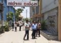 વડોદરામાં લોકોનો ફરી હોબાળો, સ્માર્ટ મીટર લગાવવા ગયેલી વીજ કંપનીની ટીમને પાછા જવું પડ્યું | People p…