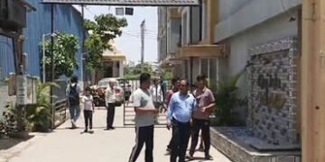 વડોદરામાં લોકોનો ફરી હોબાળો, સ્માર્ટ મીટર લગાવવા ગયેલી વીજ કંપનીની ટીમને પાછા જવું પડ્યું | People p…
