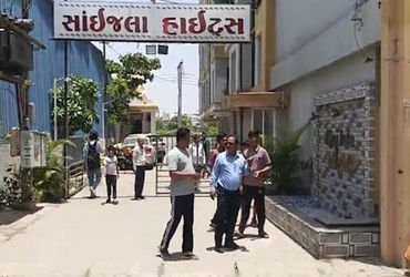 વડોદરામાં લોકોનો ફરી હોબાળો, સ્માર્ટ મીટર લગાવવા ગયેલી વીજ કંપનીની ટીમને પાછા જવું પડ્યું | People p…