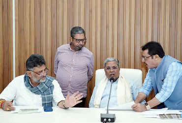 કર્ણાટકમાં કંઈક મોટું થવાના સંકેત ! CM પદેથી રાજીનામા મામલે સિદ્ધારમૈયાના મૌનથી વધ્યું સસ્પેન્સ | Si…