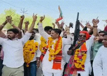 છોટા ઉદેપુર: ભાજપ સાંસદ, પુત્ર અને તાલુકા પ્રમુખ સામે પોલીસ કેસ, જીતની ઉજવણીમાં બંદૂક લહેરાવવી પડી ભ…