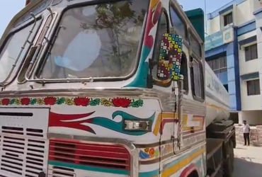 વડોદરામાં SMCનો દરોડોઃ કન્ટેનરના ચોરખાનામાંથી રાજસ્થાનથી લવાયેલો 64 લાખનો દારૃ પકડાયો | SMC seized c…