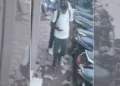 CCTV: અમદાવાદમાં મોબાઇલમાં વ્યસ્ત કર્મચારીની બેગમાંથી નોટોના બંડલ સેરવી ગઠિયો ફરાર! ચોંકાવનારો વીડિય…