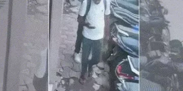 CCTV: અમદાવાદમાં મોબાઇલમાં વ્યસ્ત કર્મચારીની બેગમાંથી નોટોના બંડલ સેરવી ગઠિયો ફરાર! ચોંકાવનારો વીડિય…
