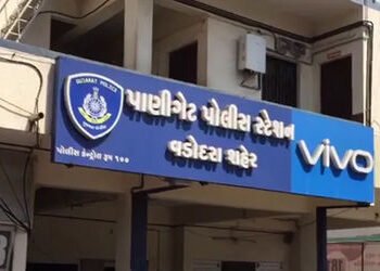 વડોદરામાં જુની અદાવતે ઝગડો થતાં કેટરિંગ સંચાલકનો યુવકે કાન કરડી ખાધો | A young man bit off the ear o…