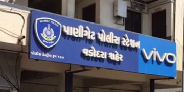 વડોદરામાં જુની અદાવતે ઝગડો થતાં કેટરિંગ સંચાલકનો યુવકે કાન કરડી ખાધો | A young man bit off the ear o…