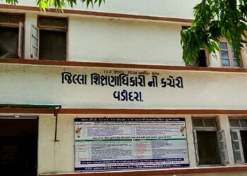 વડોદરામાં આંગણવાડીના બાળકોના એડમિશન અટકતા વાલીઓ દ્વારા હોબાળો | Parents protest against suspension o…