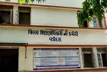 વડોદરામાં આંગણવાડીના બાળકોના એડમિશન અટકતા વાલીઓ દ્વારા હોબાળો | Parents protest against suspension o…