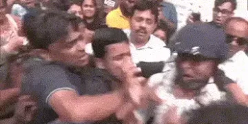 VIDEO : મમતાના ભત્રીજા અભિષેક બેનરજી પર હુમલો… કપડા ફાડ્યા, પત્થર ફેંક્યા, હેલમેટ પહેરીને બચાવ્યો …